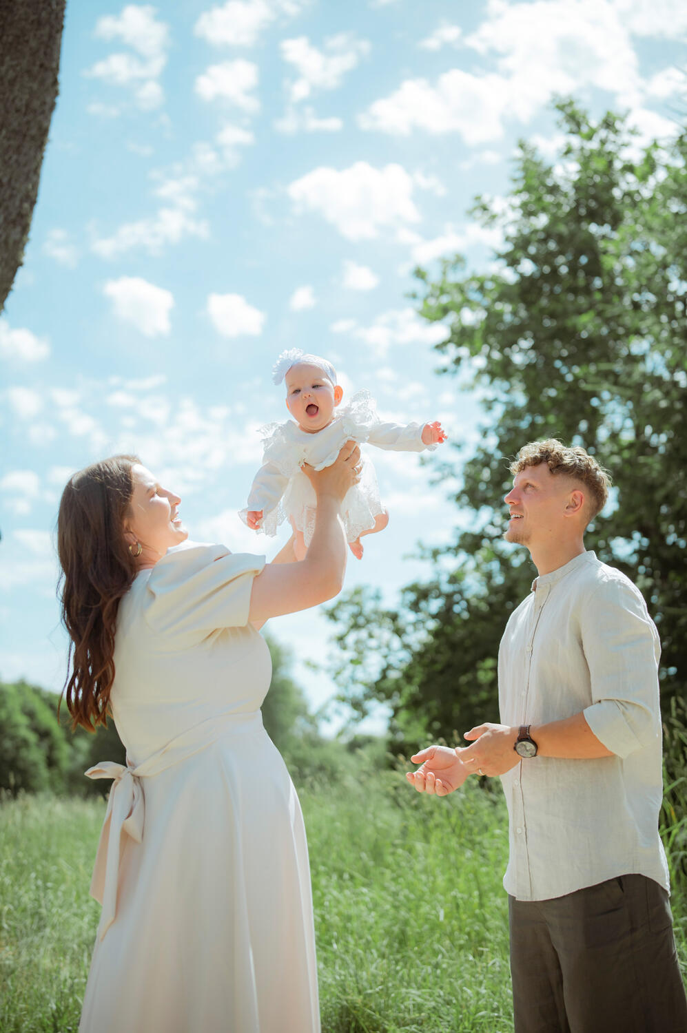 Kūdikio krikštynų fotografavimas Krikštynų fotografė įamžina kūdikio ir tėvų portretą.