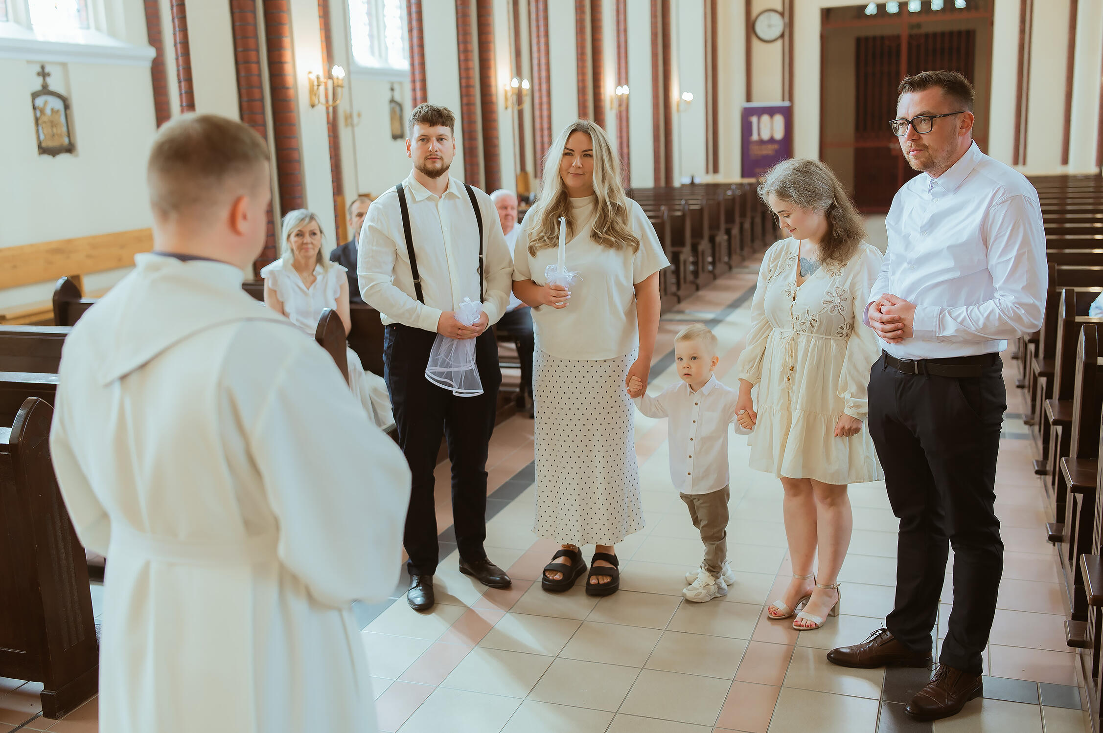 Krikštynų ceremonija Profesionali krikštynų fotosesija, reportažiniu stiliumi