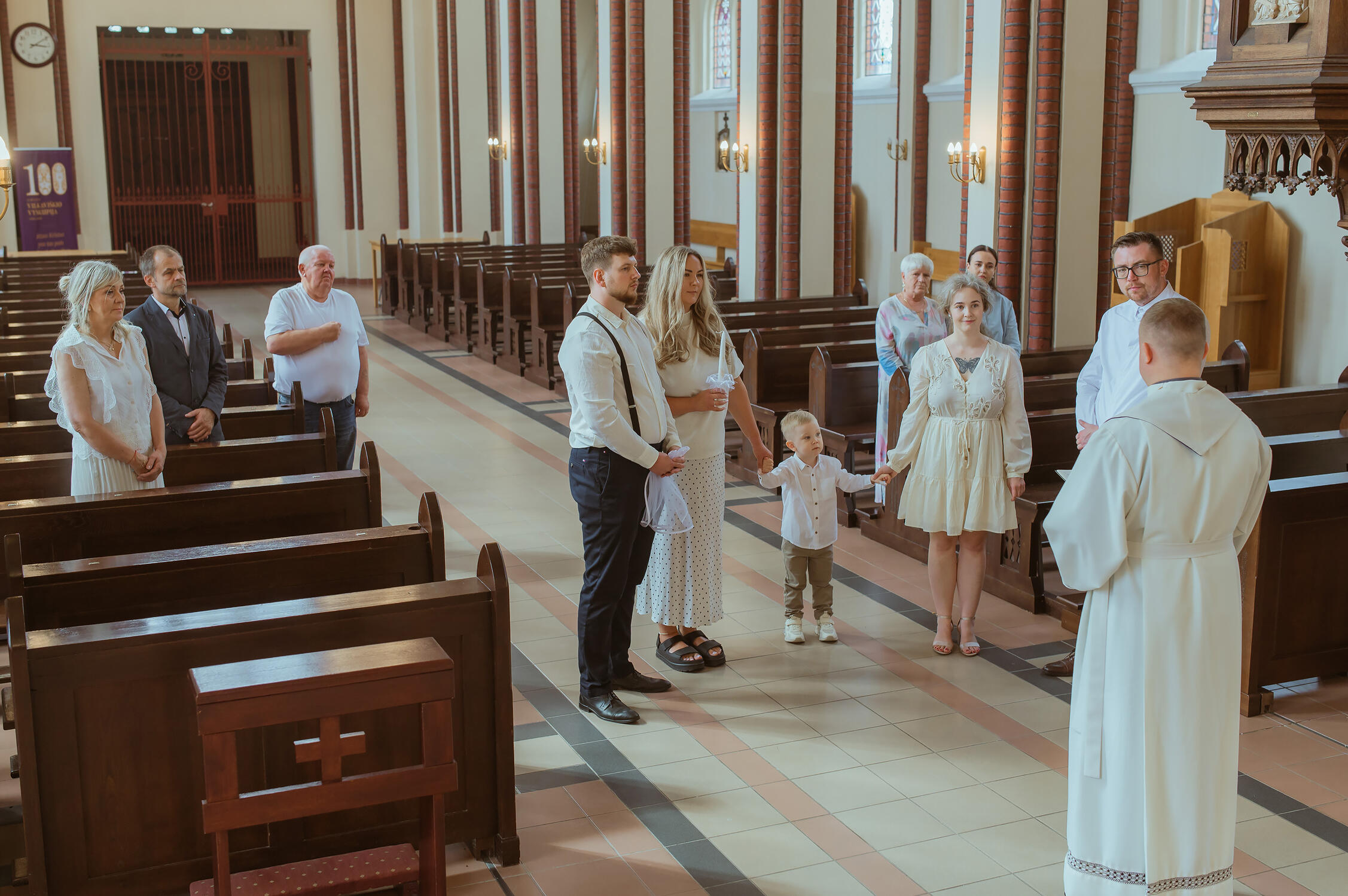 Krikštynų ceremonija Sasnavos Švč. Mergelės Marijos Vardo bažnyčia Krikštynų ceremonijos fotografavimas Sasnavos Švč. Mergelės Marijos Vardo bažnyčioje