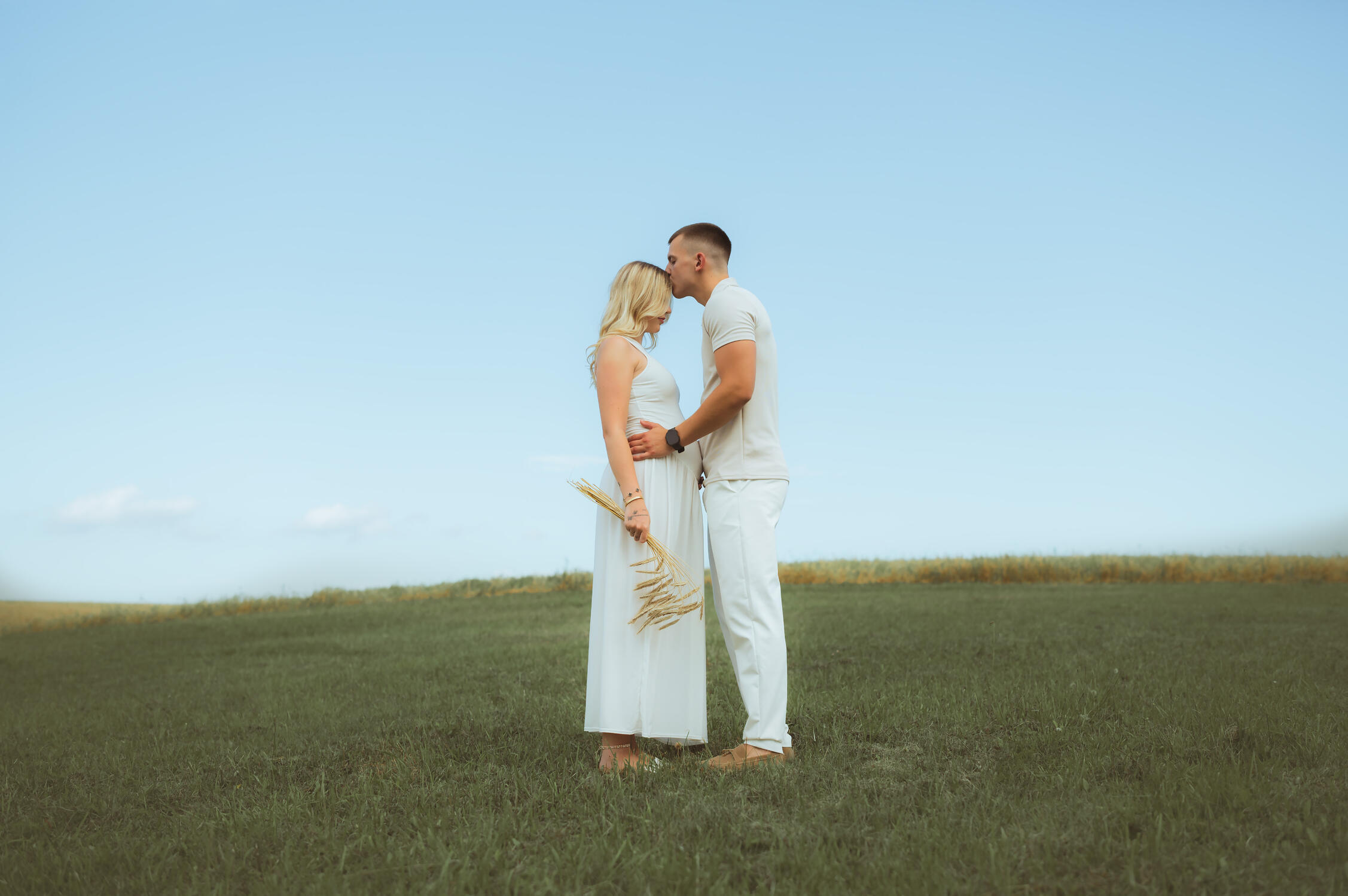 Laukimo fotosesija Šeimos nėštumo fotosesija gamtoje, kurioje besilaukianti mama ir jos partneris kartu laukia šeimos pagausėjimo. Šeimos fotografės įamžintas motinystės, artumo ir naujo gyvenimo etapo portretas.