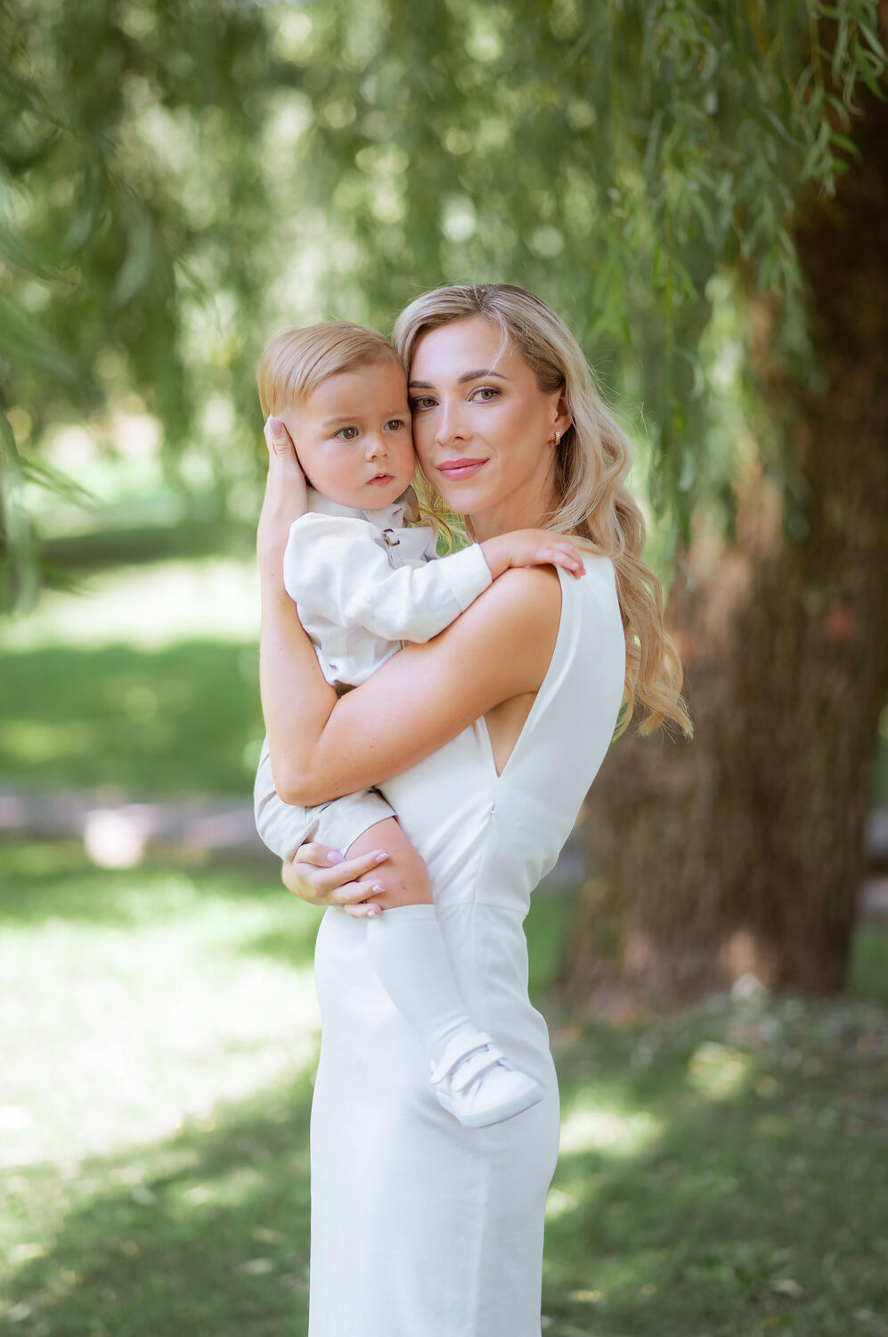Šeimos fotosesija Mamos ir sūnaus portretas, fotosesija atlikta Marijampolės poezijos parke