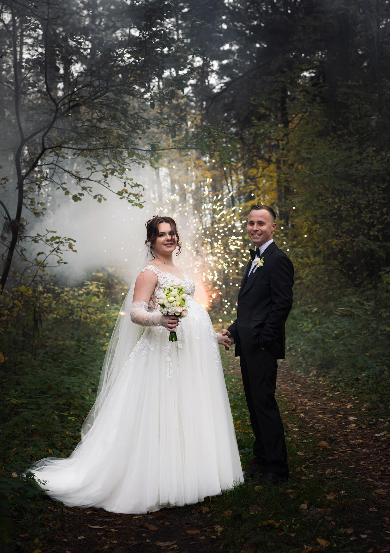 Untitled Jaunieji stovi prieš fejerverką, žvelgia į objektyvą