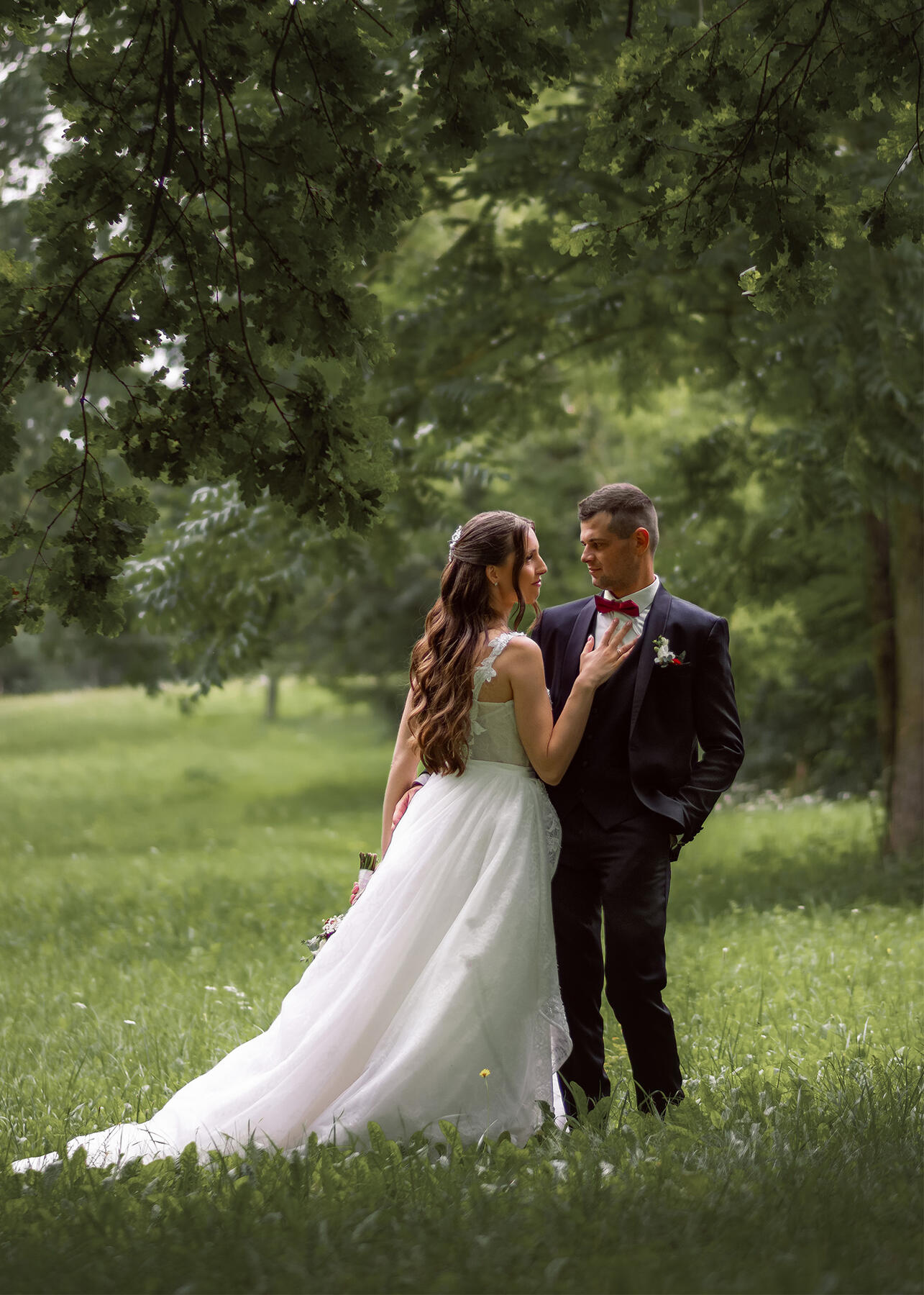 Untitled Vestuvių ceremoniją, jaunąją prie altoriaus už parankės veda tėvas. Jaunoji jaudinasi, žiūri į žemę