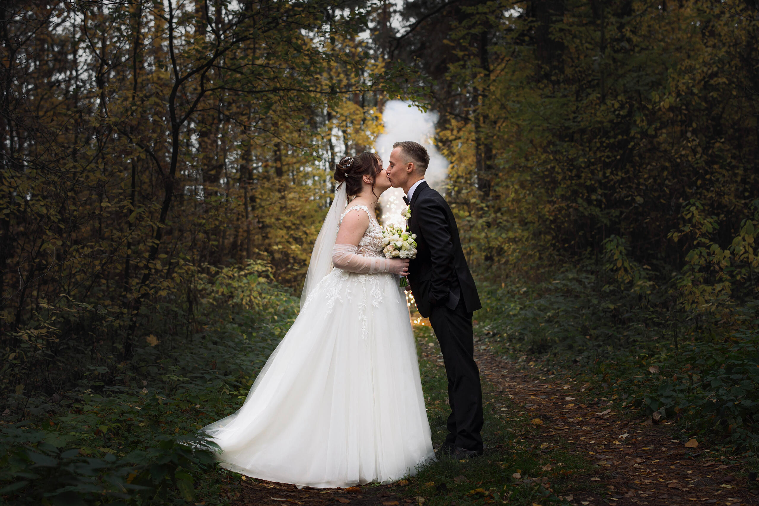 Untitled Bendro plano jaunųjų fotografija gamtoje, jaunųjų bučinys