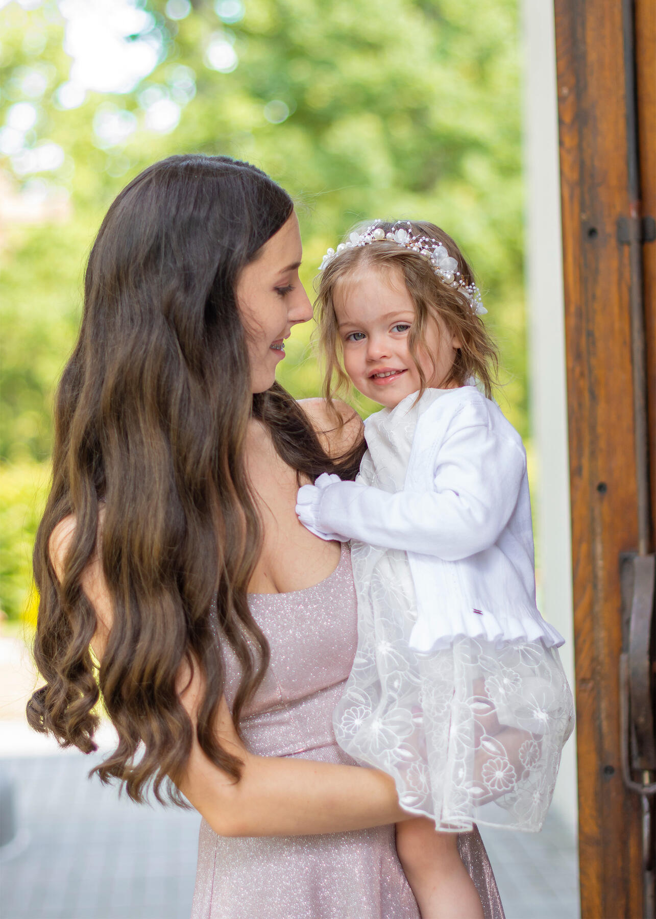 Untitled mergaitė su krikšto drabužėliais, krikštynų fotosesija
