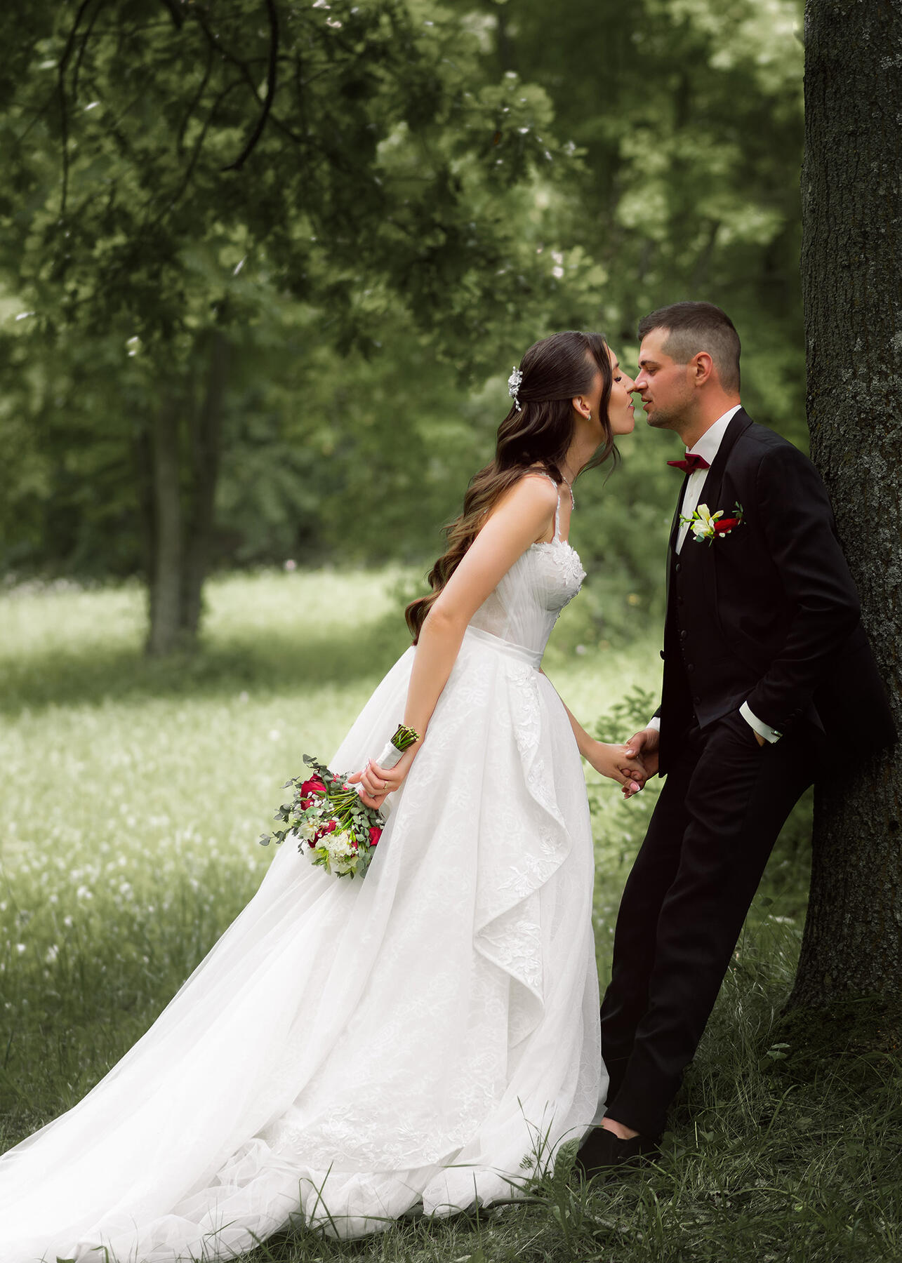 Untitled Vestuvių ceremoniją, jaunąją prie altoriaus už parankės veda tėvas. Jaunoji jaudinasi, žiūri į žemę
