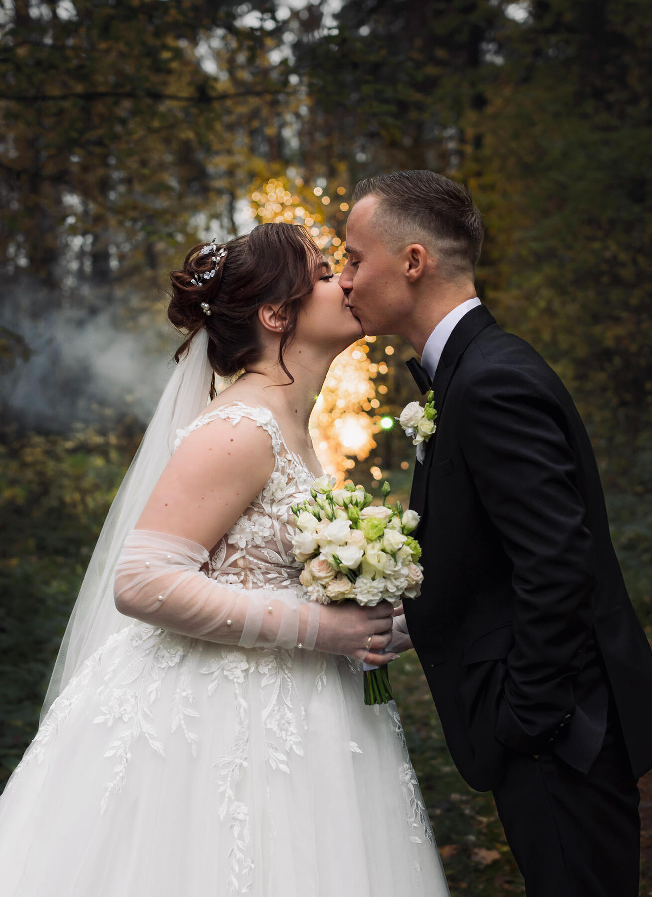 Untitled Stambaus plano fotografija, jaunųjų fotografija miške priešais fejerverką, jaunųjų bučinys