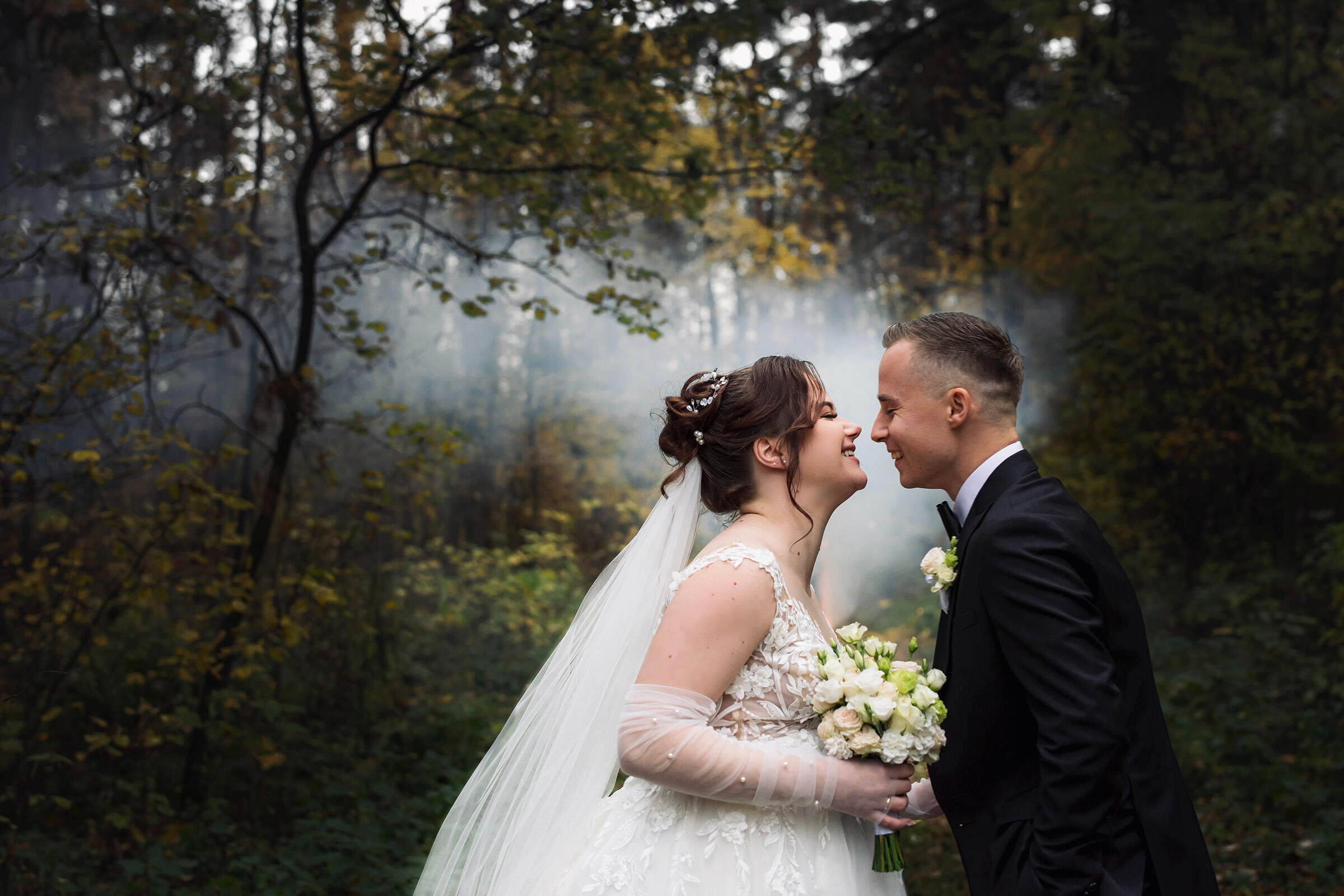 Untitled Stambaus plano fotografija, jaunųjų fotografija miške fejerverkas užgeso, laimingi jaunieji juokiasi