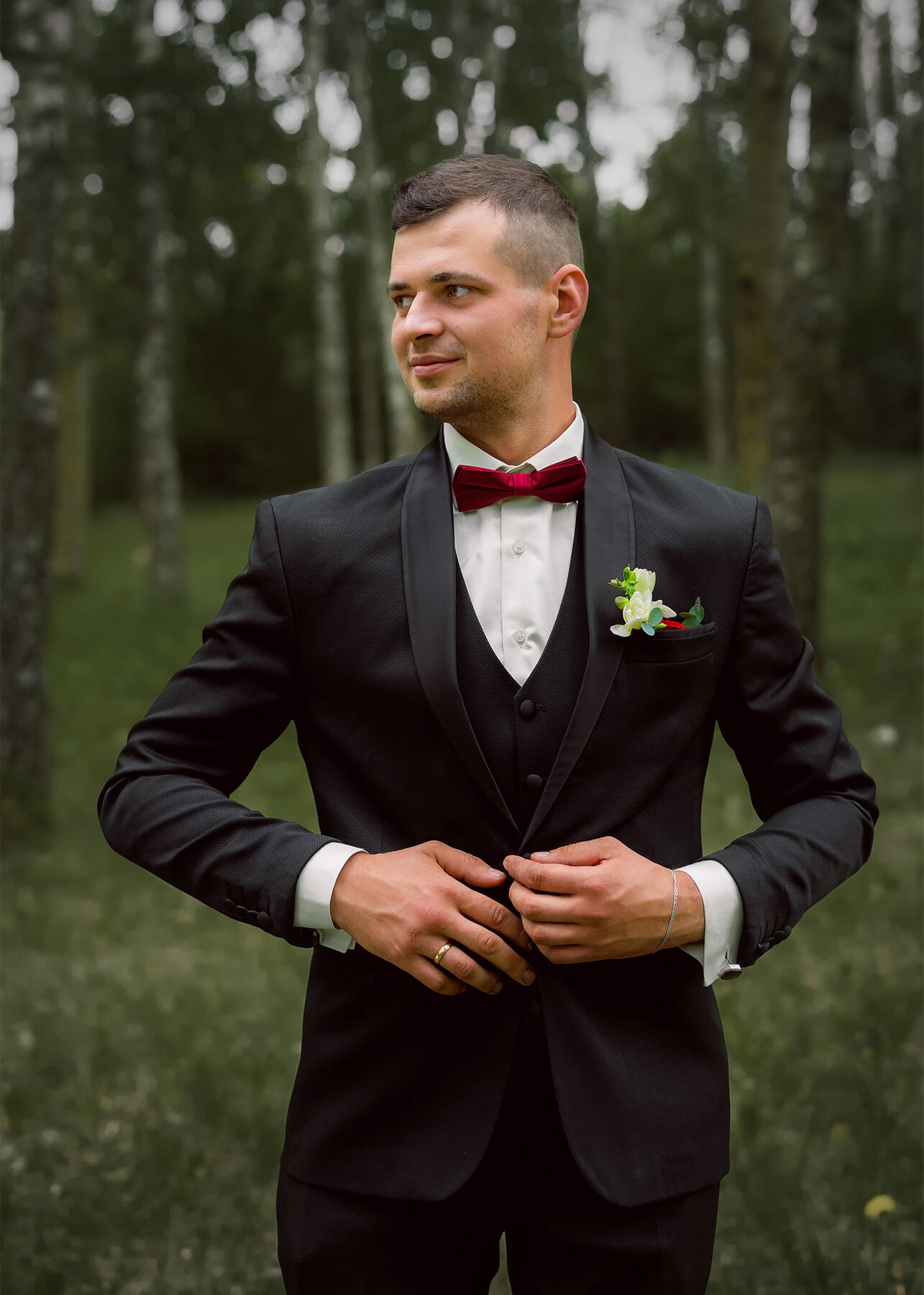 Untitled Vestuvių ceremoniją, jaunąją prie altoriaus už parankės veda tėvas, eina per tiltelį, bendras planas