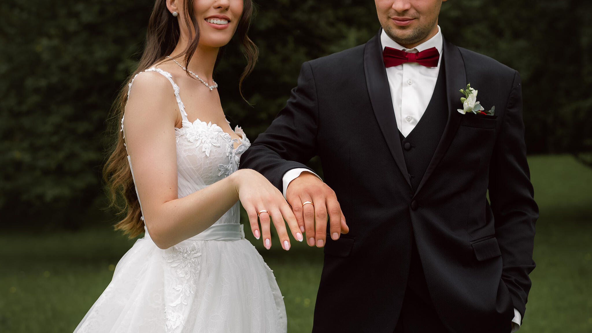 Untitled Vestuvių ceremoniją, jaunąją prie altoriaus už parankės veda tėvas. Jaunoji jaudinasi, žiūri į žemę