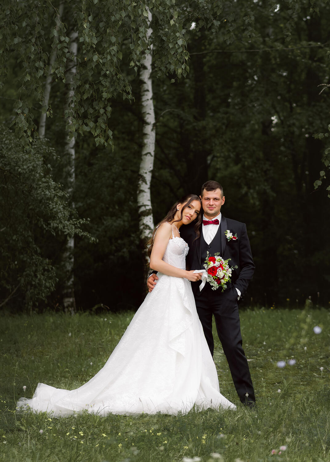 Vestuvinė fotosesija Jaunoji ir jaunikis, jaunoji parėmusi galvą vyrui ant peties, junavedžių fotosesija gamtoje