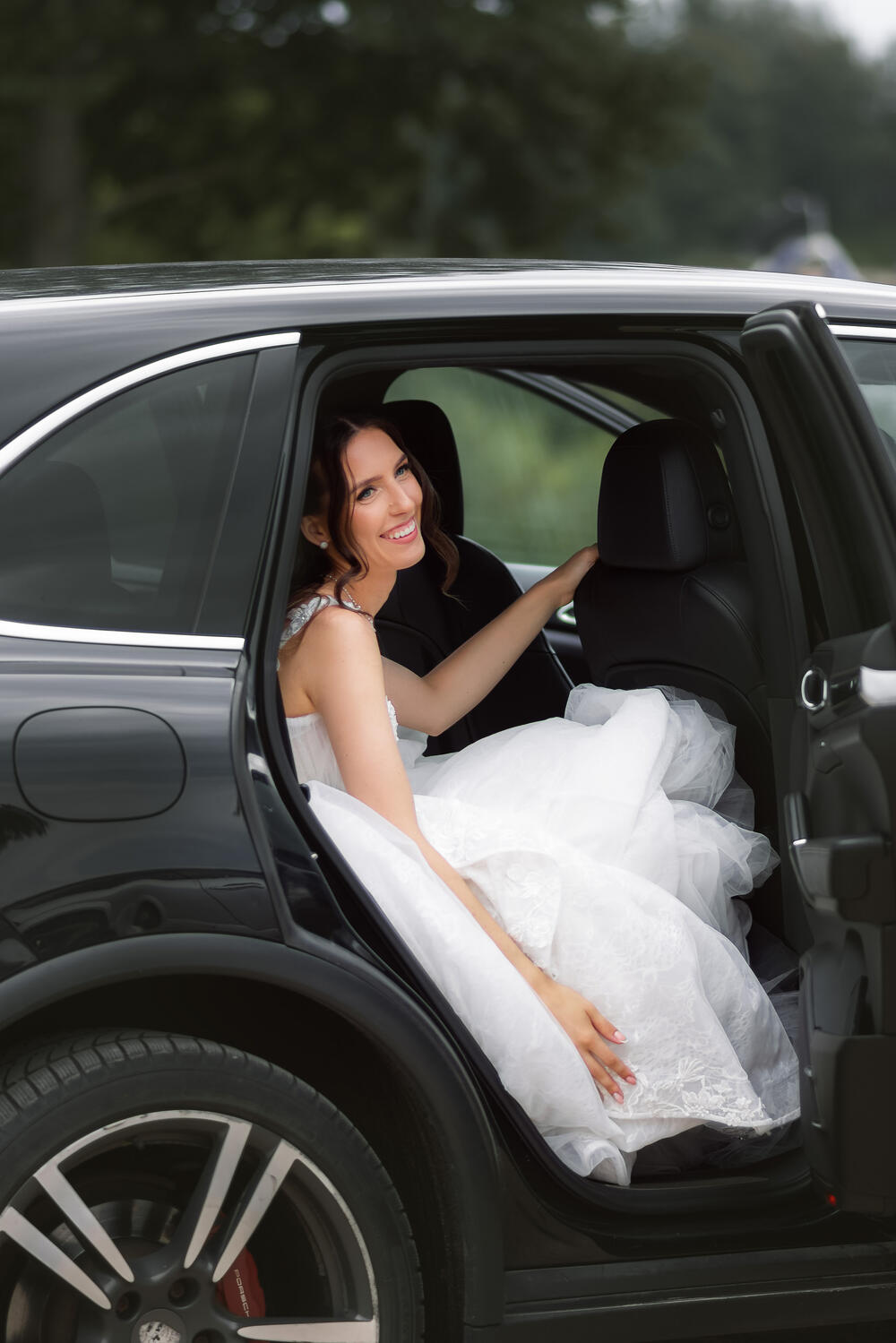 Jaunoji Jaunoji prigauta automobilyje, vestuvinė reportažinė fotografija