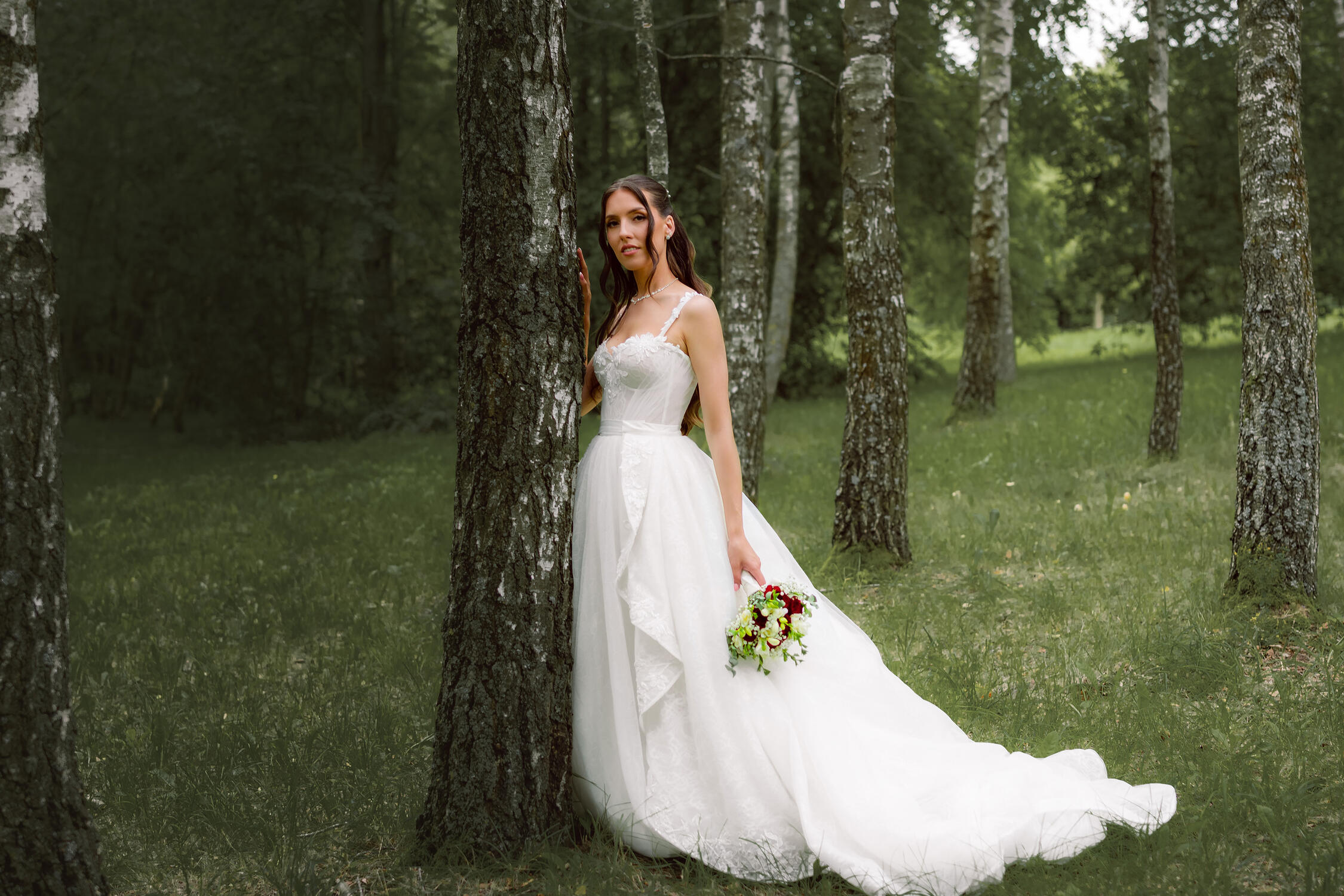 Vestuvinė fotosesija, nuotakos portretas Jaunoji su balta suknele pozuoja prie beržo, vestuvinė fotosesija gamtoje