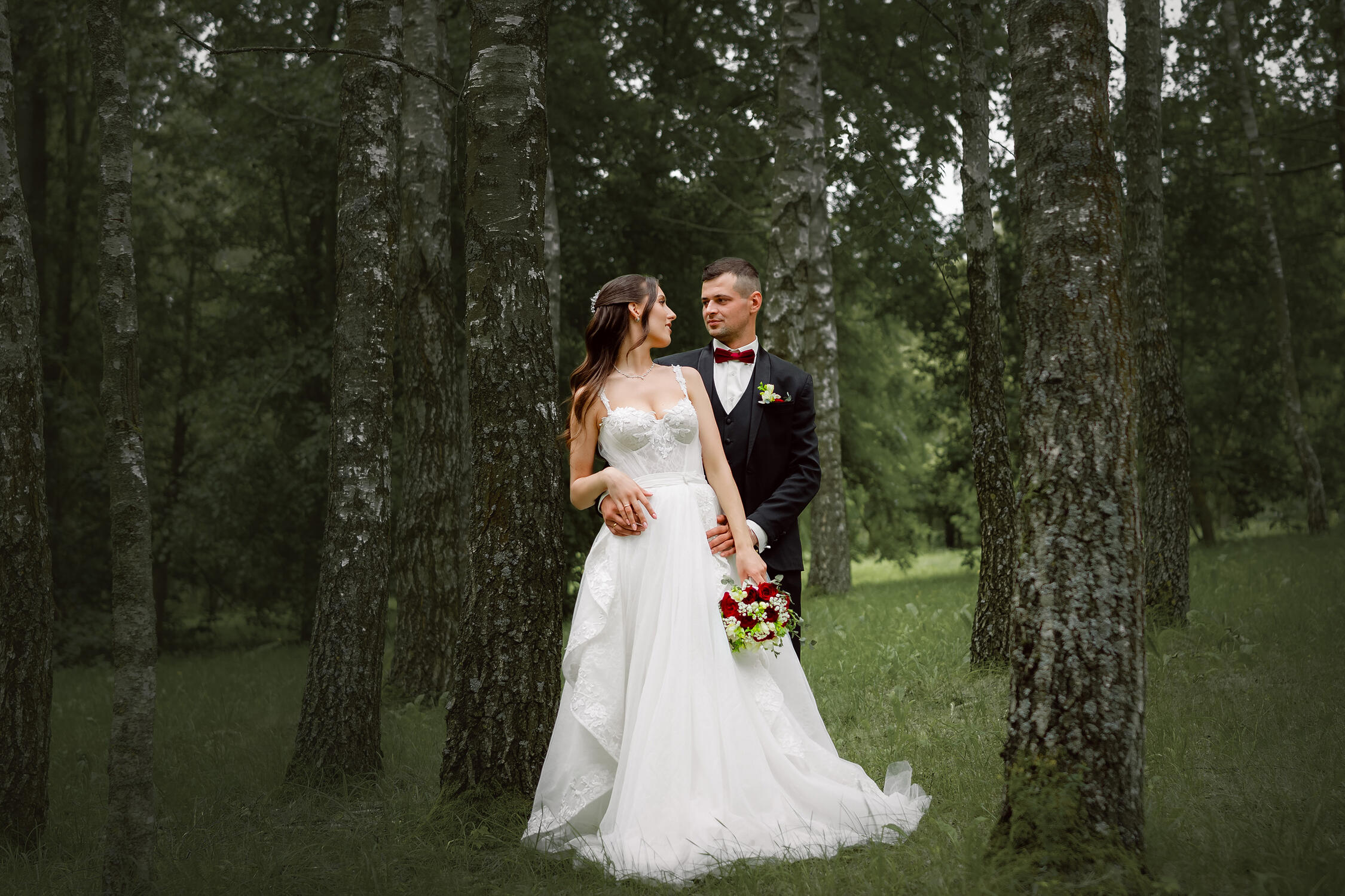 Vestuvinė fotosesija Jaunavedžiai žiūri vienas į kitą, vestuvinė fotosesija gamtoje