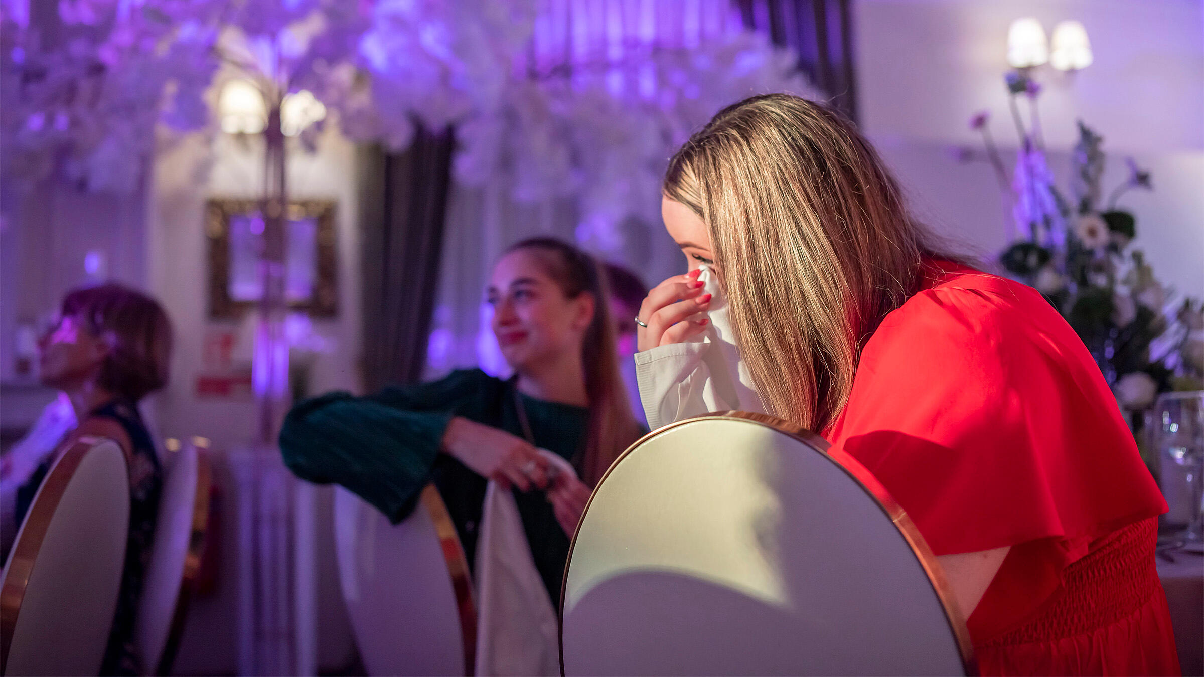 Džiaugsmo ašaros Vestuvių šventės fotografavimas, mergina su nosine šluostosi ašaras