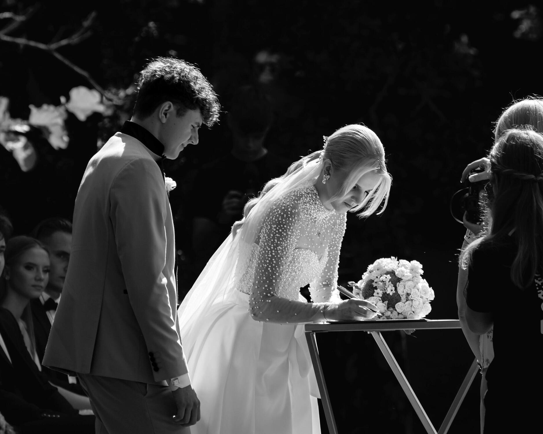Reportažinė fotografija Vestuvių ceremonija, jaunoji deda parašą. Reportažinė fotografija