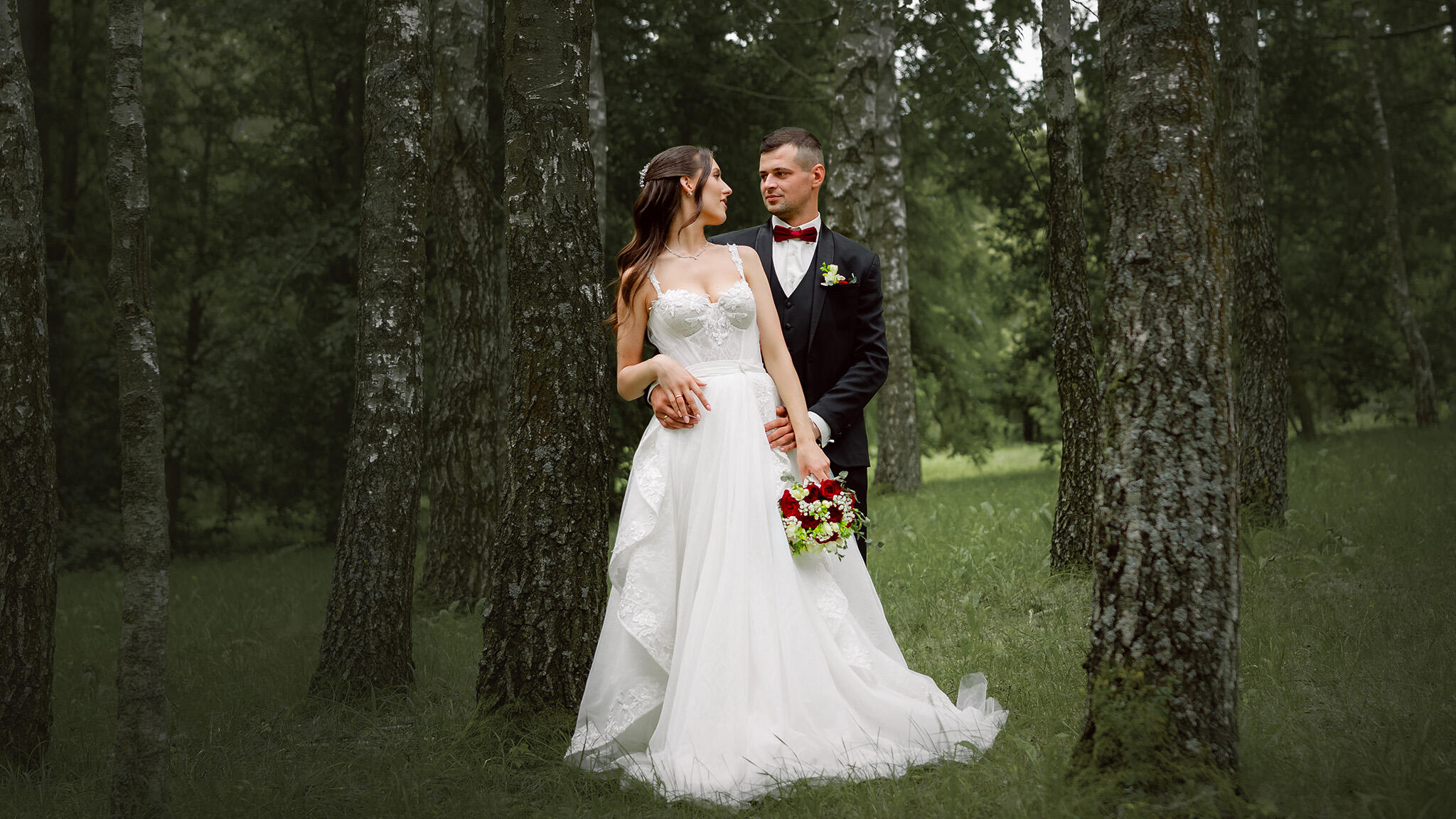 Untitled Vestuvių ceremoniją, jaunąją prie altoriaus už parankės veda tėvas. Jaunoji jaudinasi, žiūri į žemę