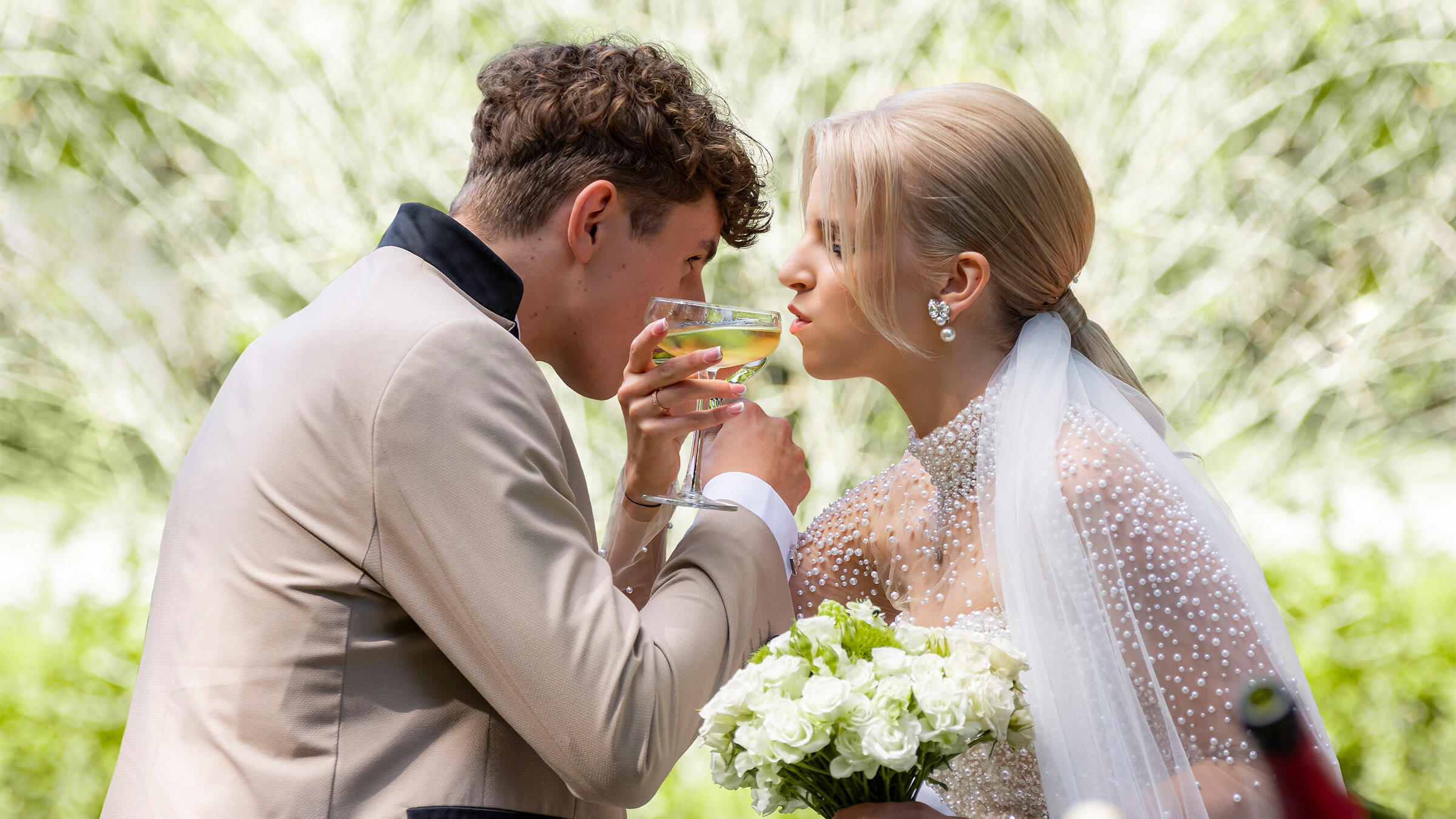 Jaunųjų fotografija stambiu planu, jaunoji ir jaunikis geria šampaną