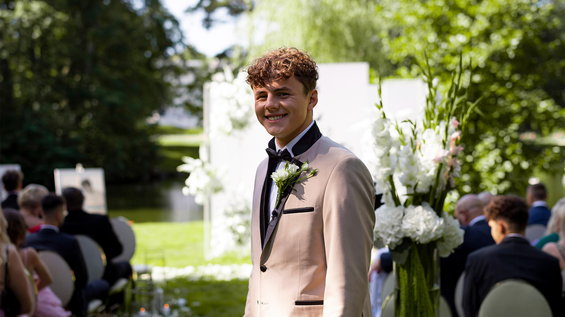 Jaunikio portretinė fotografija, laikas prieš ceremoniją, jaunikis šypsosi