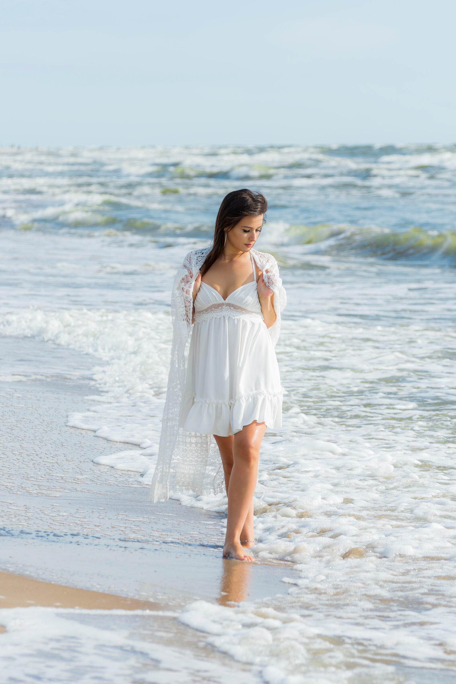 Asmeninė fotosesija atlikta svečiuojantis pajūryje Susimąsčiusi moteris vaikšto bangų skalaujamu pajūriu - asmeninė fotosesija