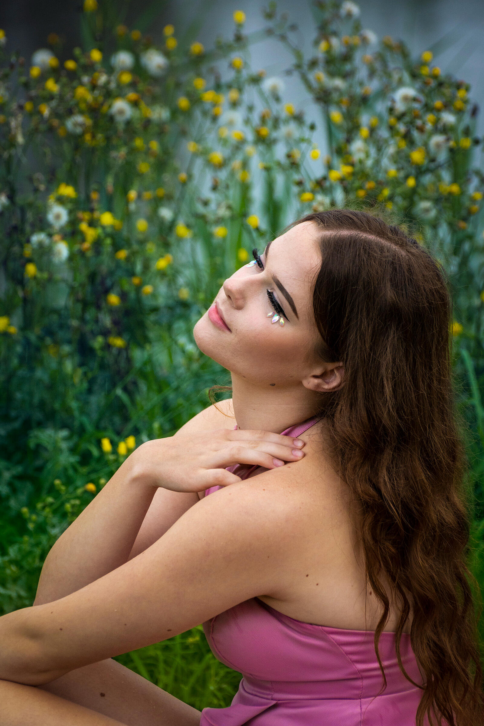 Portretinė fotosesija gamtoje - jauna moteris, elegantiška suknelė ir makiažas. Svajingas žvilgsnis