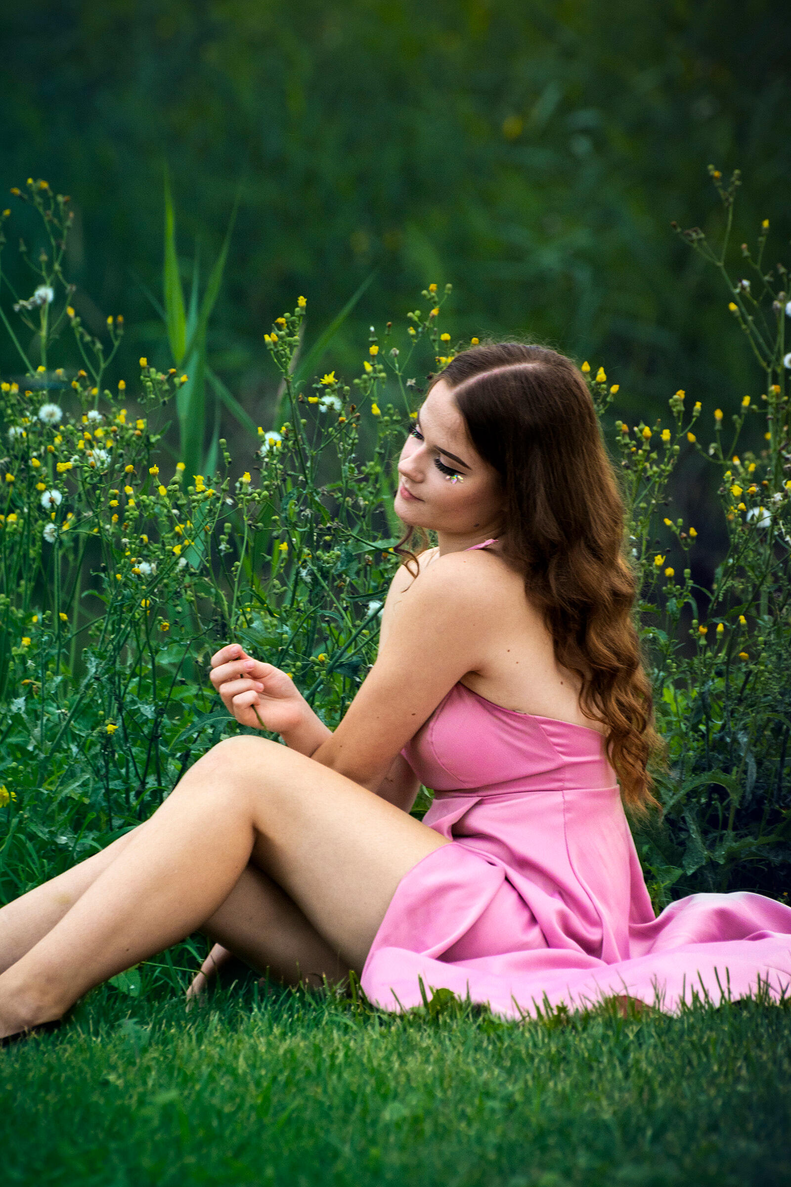 Portretinė fotosesija gamtoje - jauna moteris, elegantiška suknelė ir makiažas